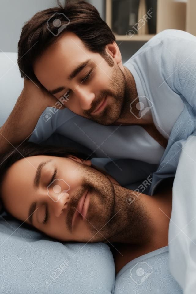Homme regardant femme endormie