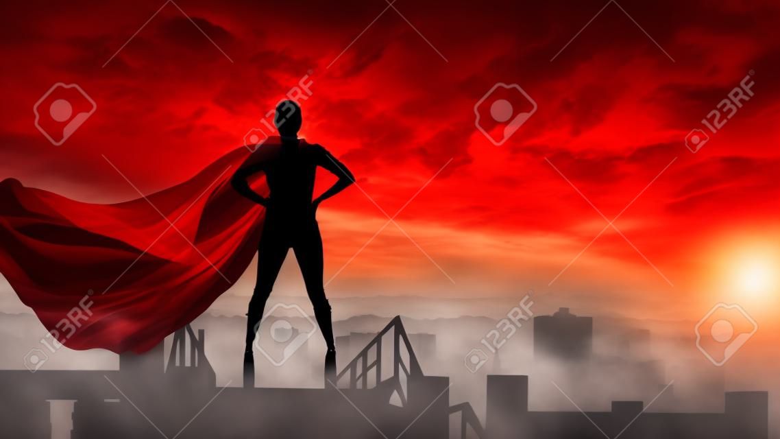 Abstraktes Silhouettenporträt der jungen Heldenfrau mit der roten Umhangwächterstadt der Superperson