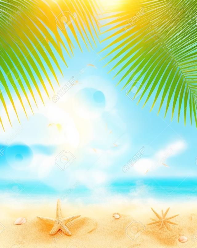 Bella vista sul mare sulla giornata di sole con sabbia, conchiglie e foglie di palma. Sfondo vacanze estive.