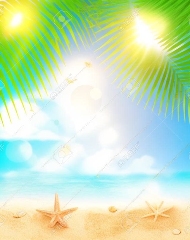 Bella vista sul mare sulla giornata di sole con sabbia, conchiglie e foglie di palma. Sfondo vacanze estive.