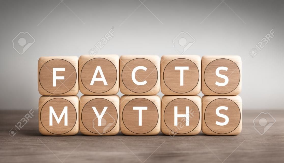 Concepto de mitos de hechos. Bloques de madera con texto en la mesa. Fondo blanco. copia espacio