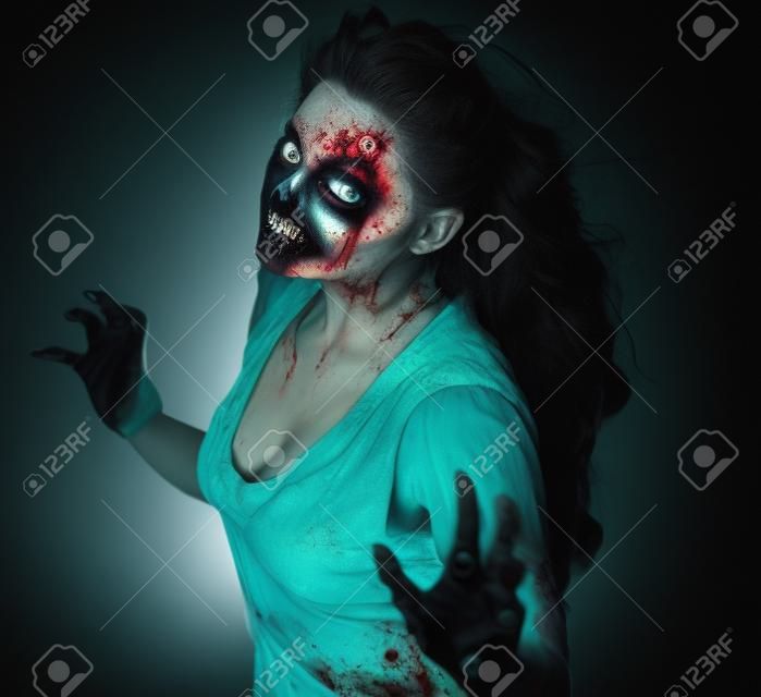 Artista de efectos especiales crean zombi mujer ojos mirando a la cámara