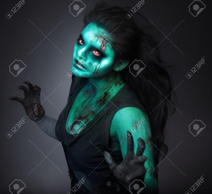 Artista de efectos especiales crean zombi mujer ojos mirando a la cámara