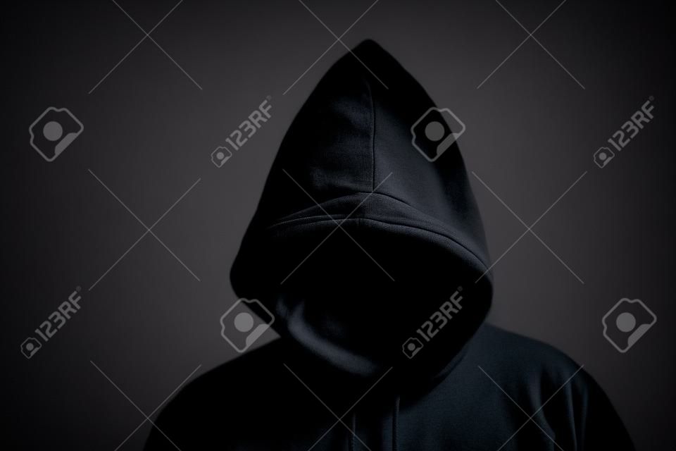 gezichtloze persoon dragen zwarte hoodie verbergen gezicht in schaduw