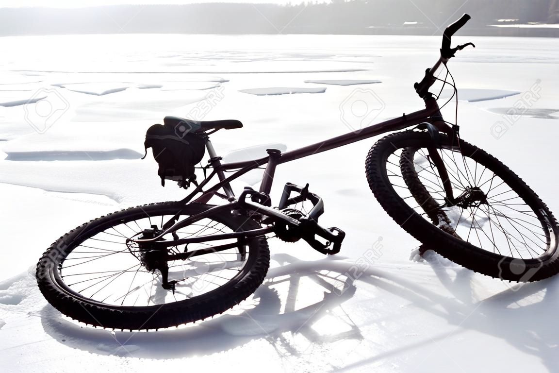 Berg-Fahrrad liegend auf einer vereisten Fluss Oberfläche