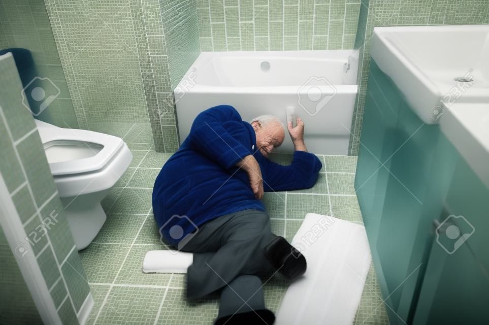 senior homme tombant dans une salle de bains