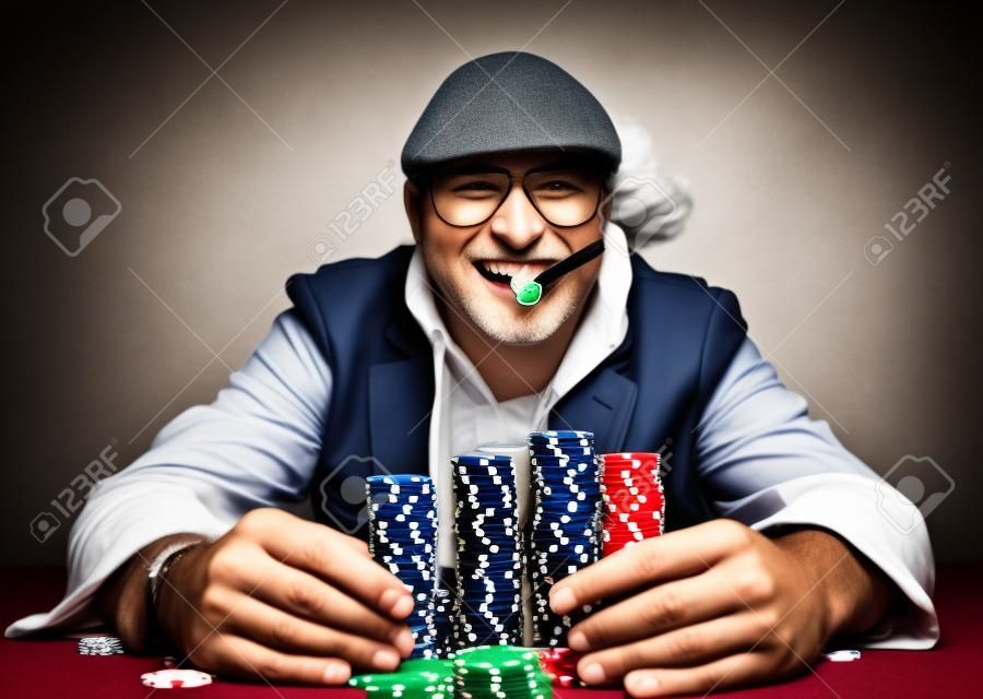Szczęśliwy poker face na man.selective naciskiem na głowę człowieka