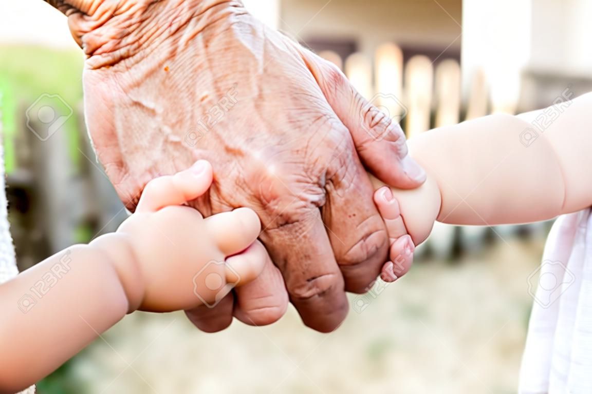 Enkelkind Großeltern hält um die Hand, selektiven Fokus