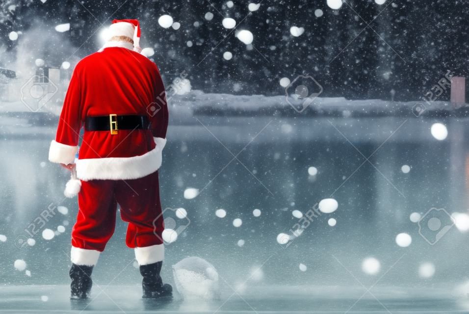 Rude und betrunken Weihnachtsmann pee im Fluss