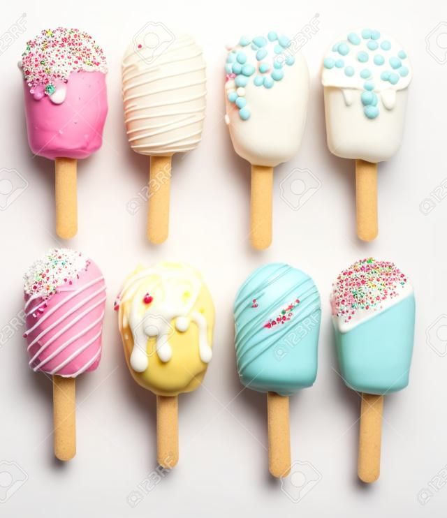 Verschiedene Varianten von Cake Pops mit Eis Formen auf weißem Hintergrund