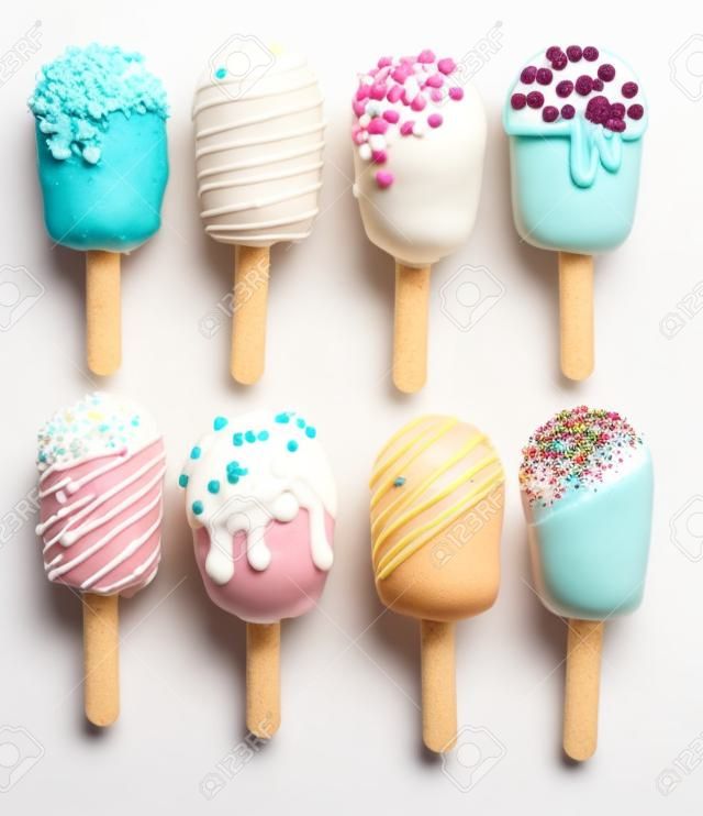 Verschiedene Varianten von Cake Pops mit Eis Formen auf weißem Hintergrund