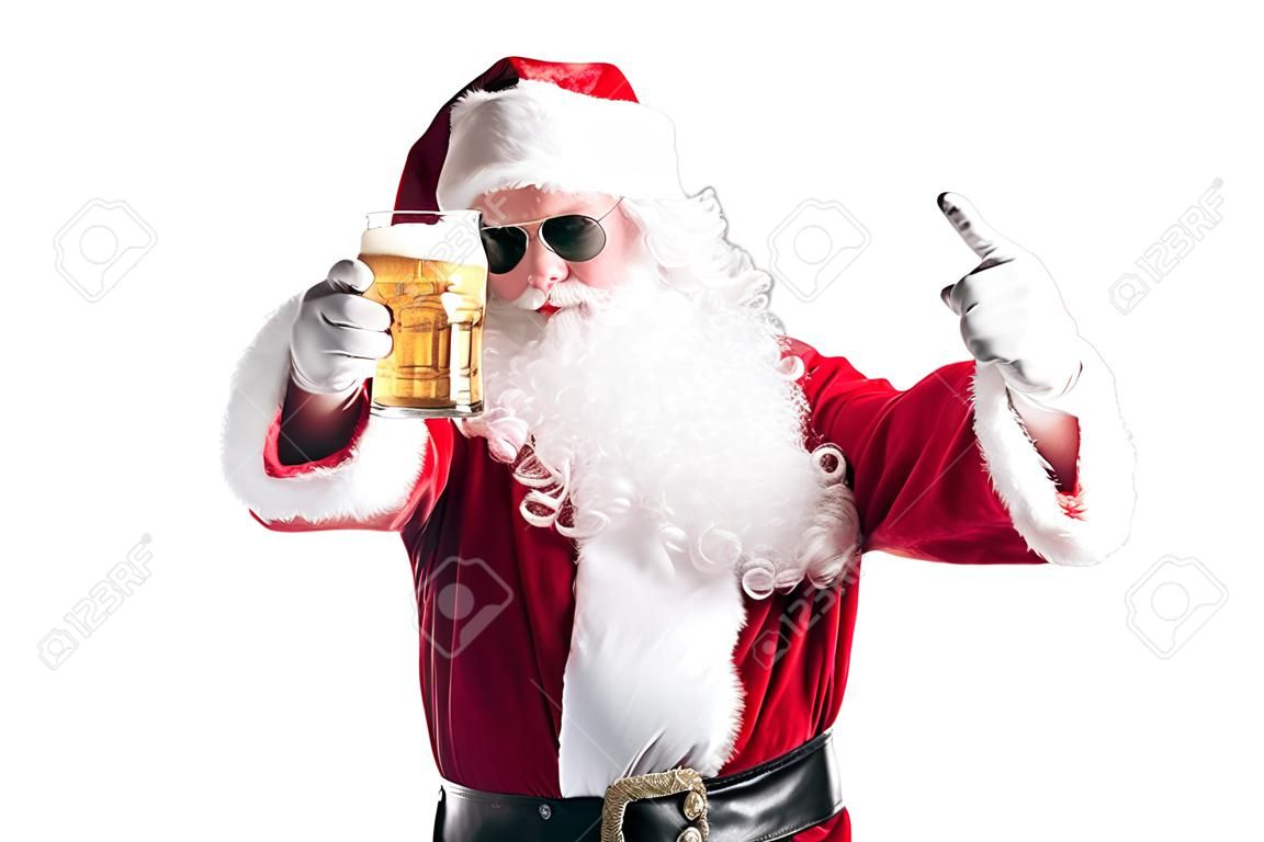 Père Noël tenant la bière, isolé sur fond blanc