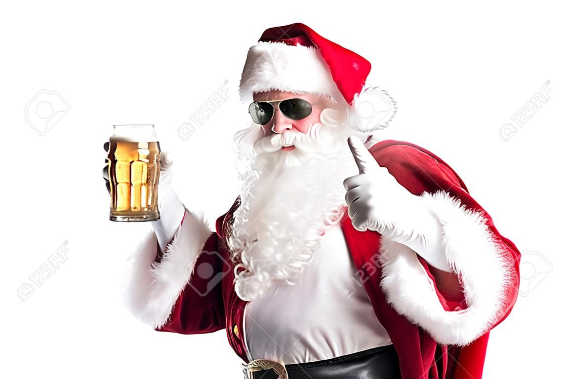 圣诞老人在白色背景上孤立啤酒