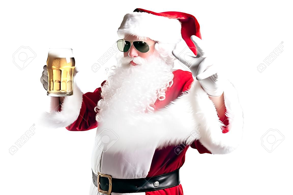圣诞老人在白色背景上孤立啤酒