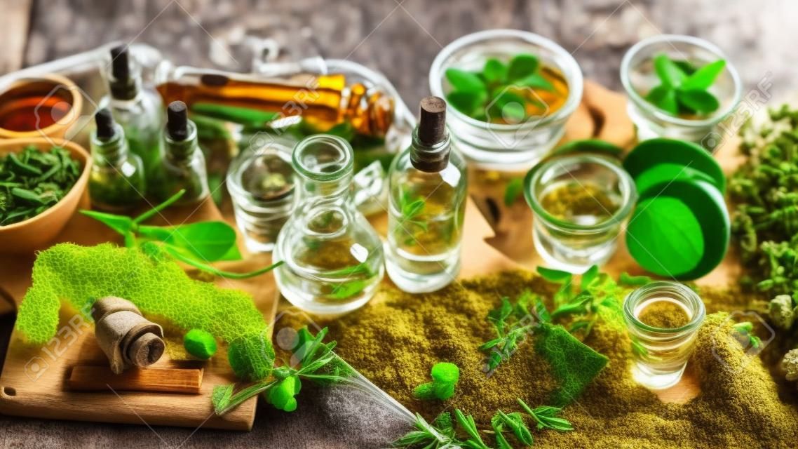 Medicina alternativa a base de hierbas. Concepto de medicina herbaria y homeopatía.