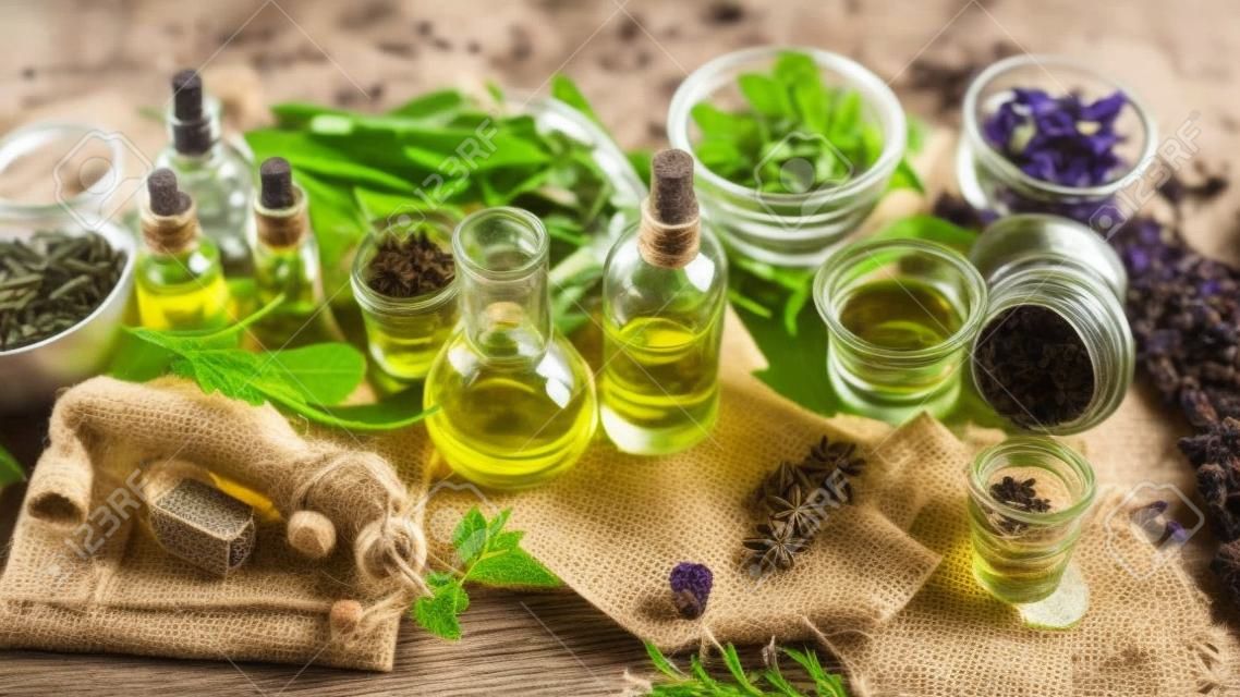 Medicina alternativa a base de hierbas. Concepto de medicina herbaria y homeopatía.