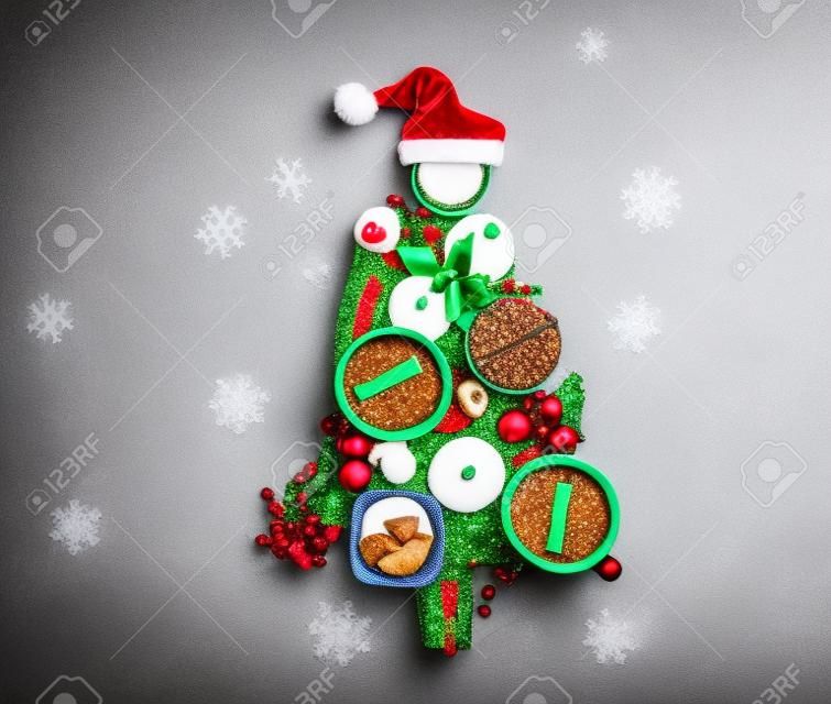 Albero di Natale fatto di cibo per le vacanze su sfondo di cemento. Vista dall'alto, distesa. Concetto di Natale. Sfondo di vacanze di Capodanno.