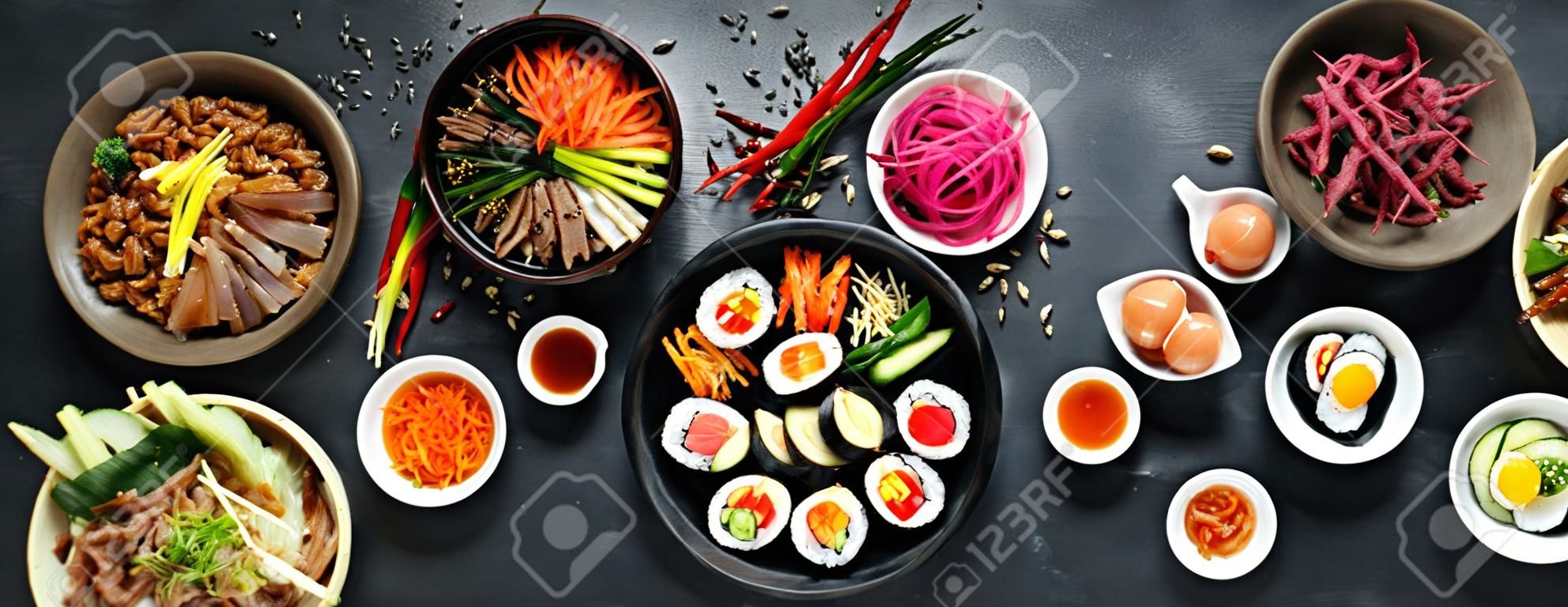 韓国の伝統料理の品揃え。アジア料理。上面図、フラットレイ、パノラマ