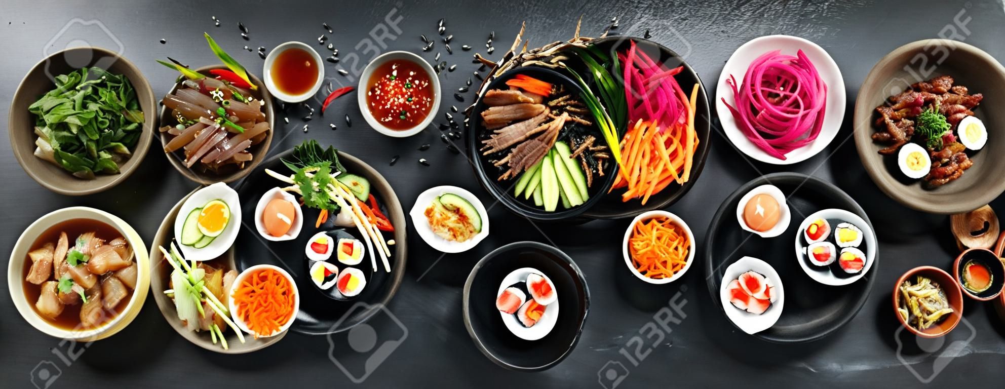 韓国の伝統料理の品揃え。アジア料理。上面図、フラットレイ、パノラマ