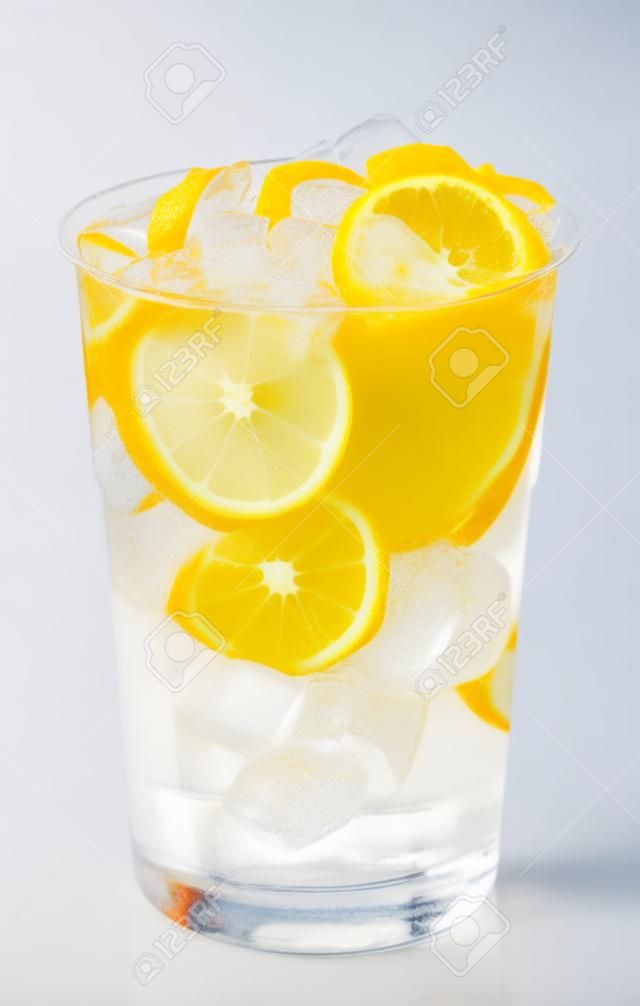 橙色檸檬水冰玻璃膠隔絕在白色背景
