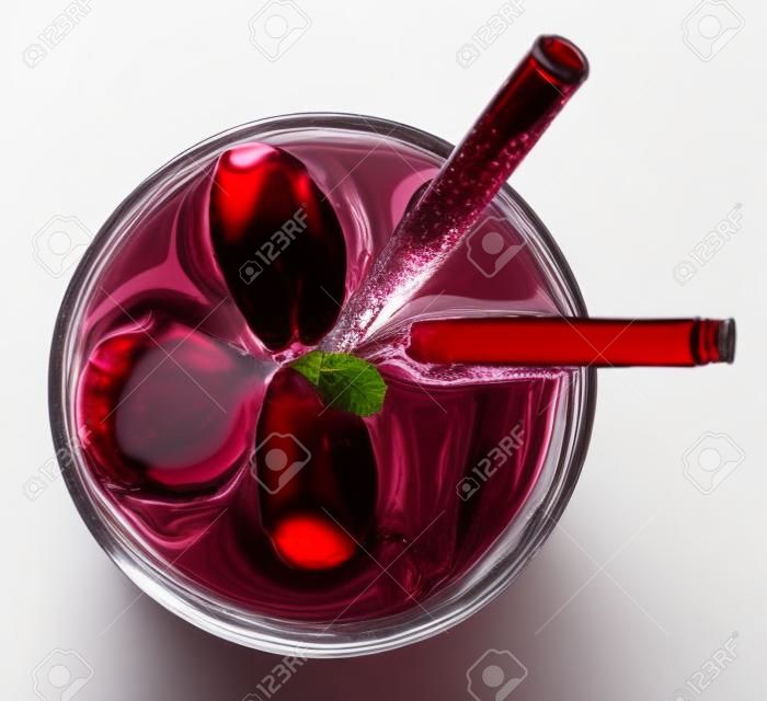 vaso de bebida de soda de cereza roja aislado en el fondo blanco. vista desde arriba