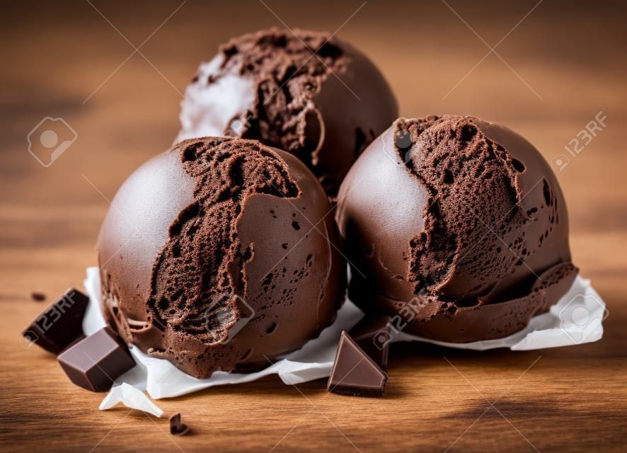 白の背景に分離された3つの茶色のチョコレートアイスクリームボール