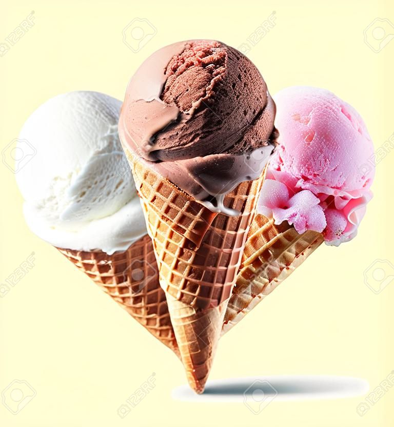 Chocolade, aardbei en vanille ijs met kegel op blauwe achtergrond. Drie verschillende smaken