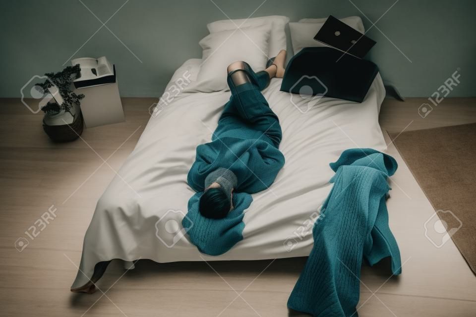 mulher na cama com um livro