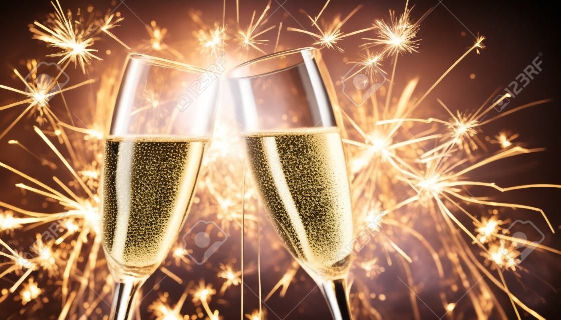 Bicchieri di champagne e stelle filanti su sfondo luminoso con stelle filanti
