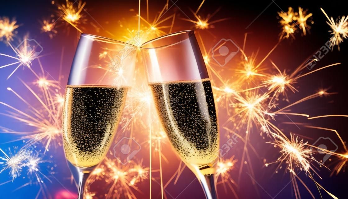 Bicchieri di champagne e stelle filanti su sfondo luminoso con stelle filanti