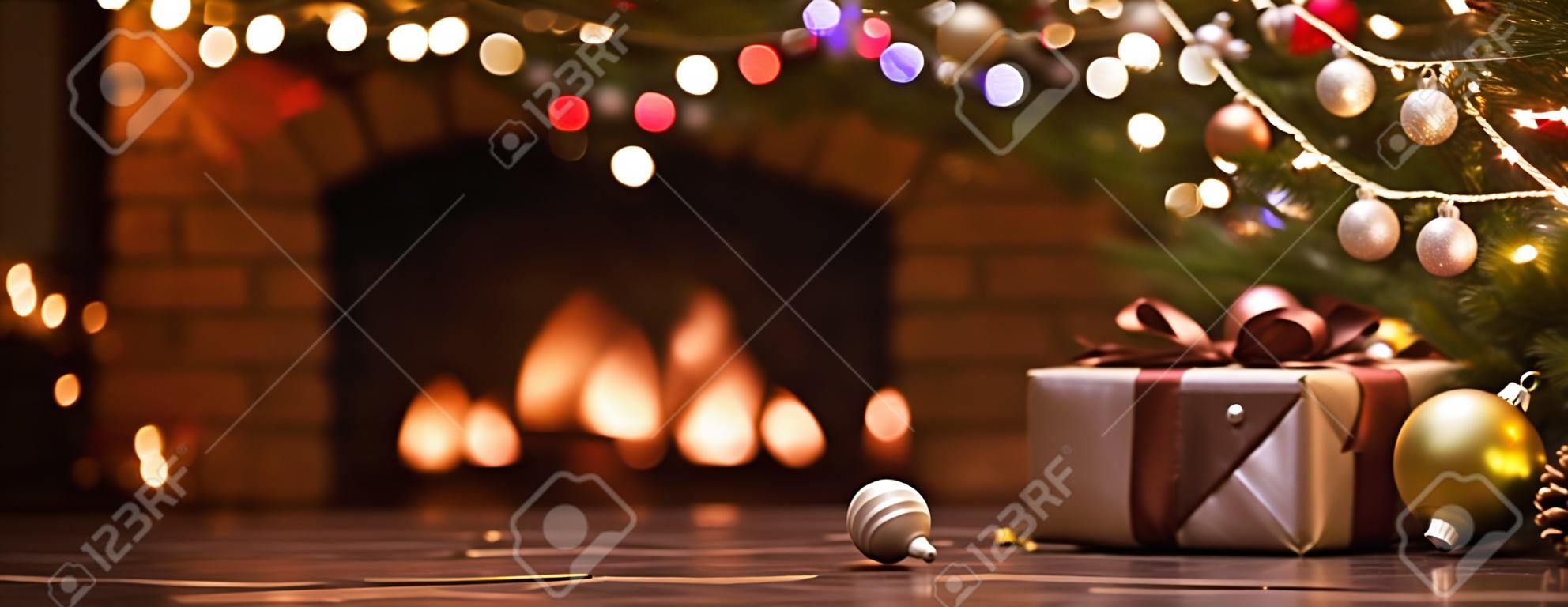 Árbol de Navidad con adornos cerca de una chimenea con luces