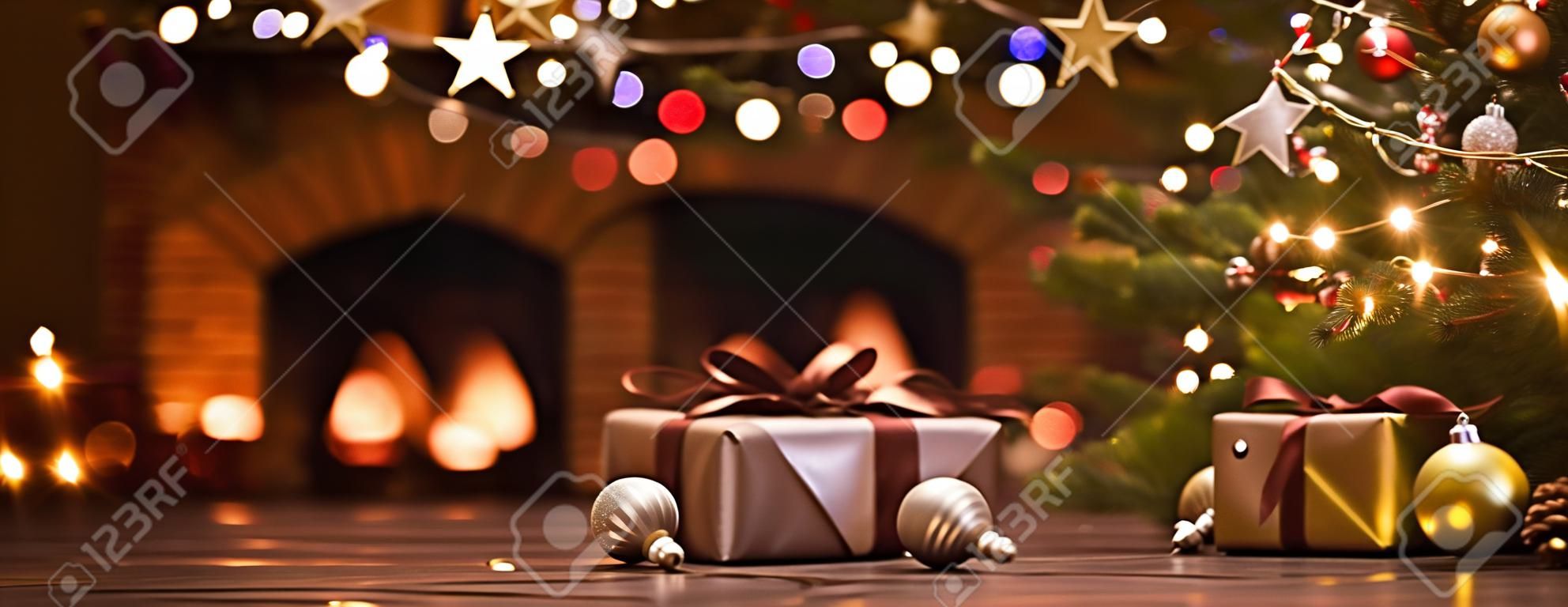 Arbre de Noël avec des décorations près d'une cheminée avec des lumières