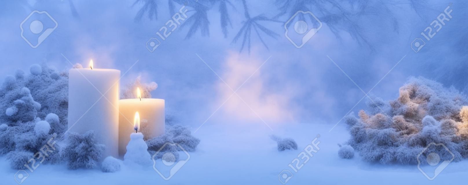 Zimowy krajobraz leśny z płonącymi świecami