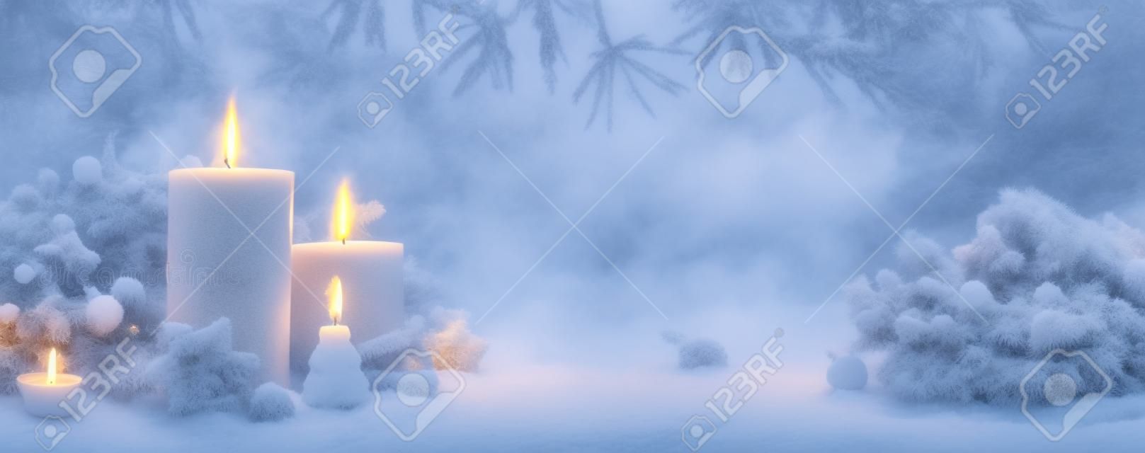Paisaje de bosque de invierno con velas encendidas