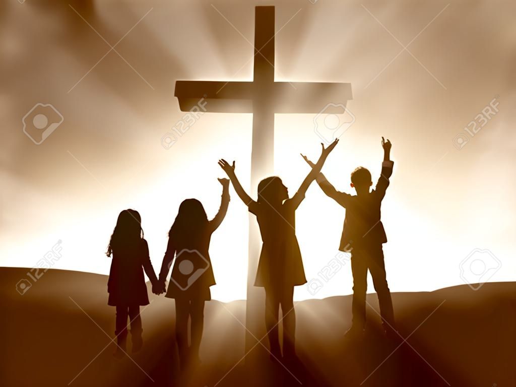 Silhuetas de crianças na Cruz de Jesus Cristo.
