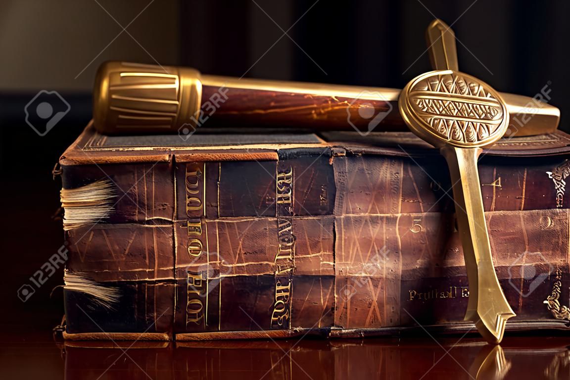 Bíblia de 150 anos com espada