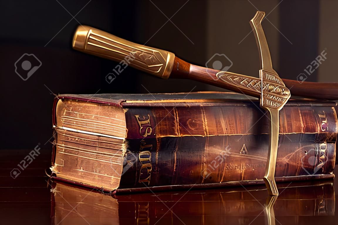 Bíblia de 150 anos com espada