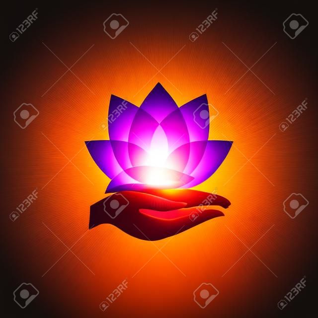 mains tenant une icône de fleur de lotus, yoga et méditation concept