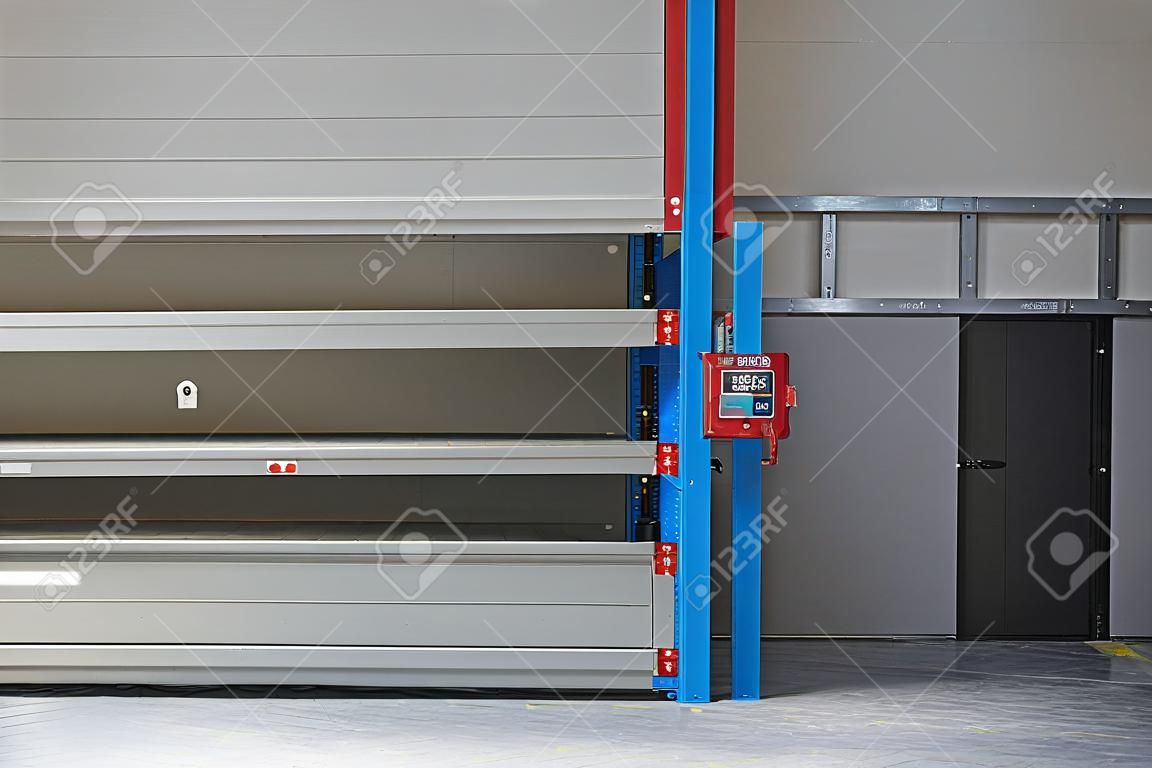 Estante de almacenamiento de carrusel automatizado vacío en almacén