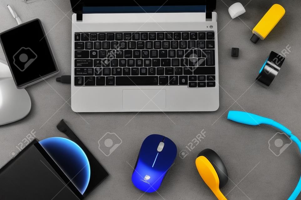 Computer randapparatuur & laptop accessoires. Samenstelling op stenen teller