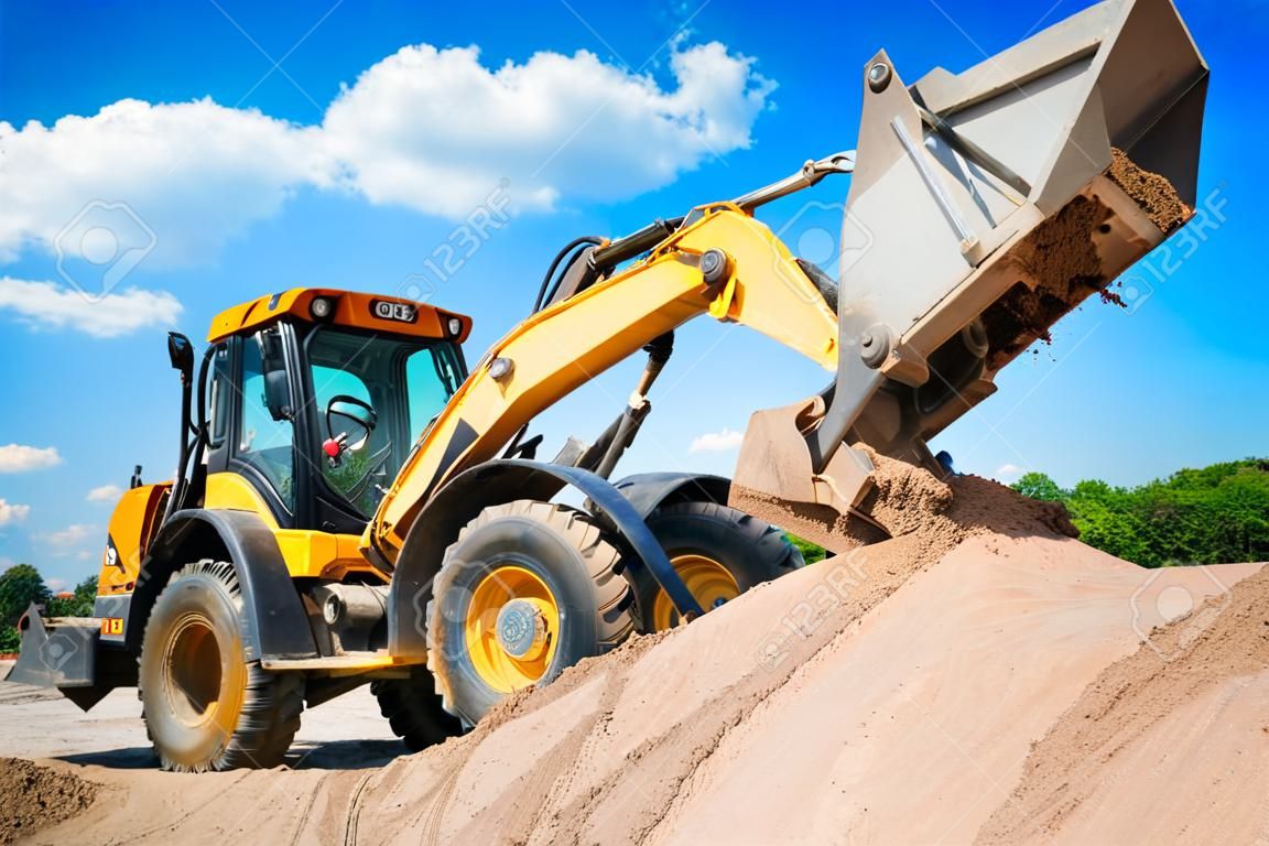掘削機マシンが地球の建設現場での作品の移動中に水と砂をアンロード