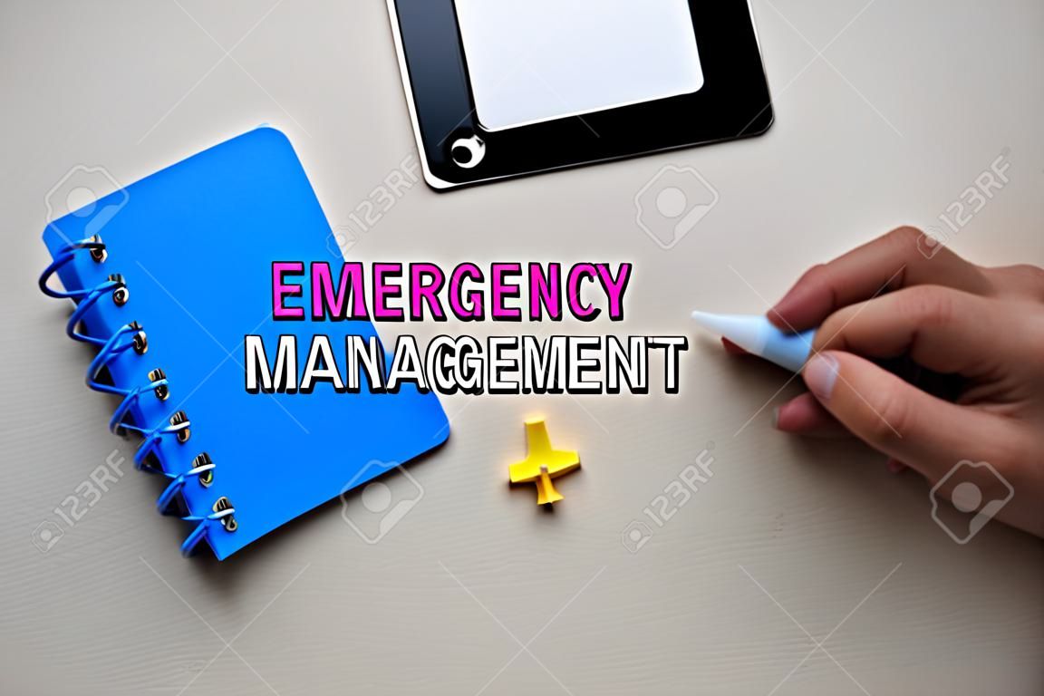 Notfallmanagement-Text auf Haftnotizen mit Schreibtischkonzept