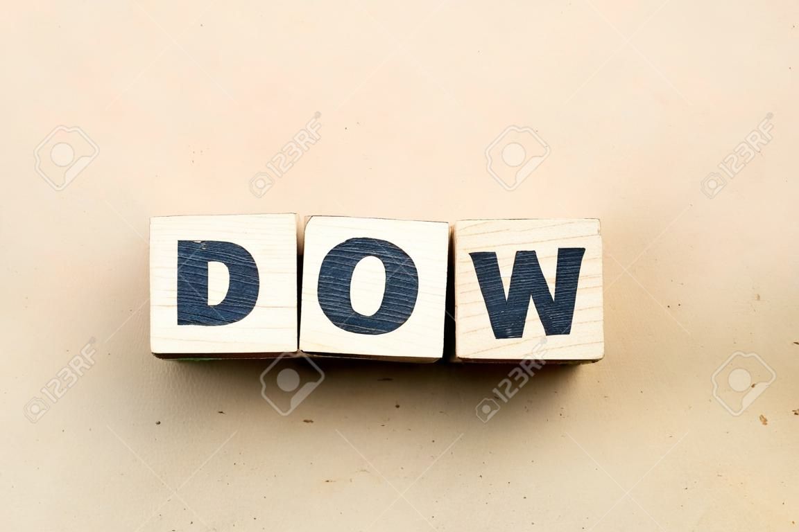 Alphabet-Buchstabenblock im Wort nach unten auf Holzhintergrund