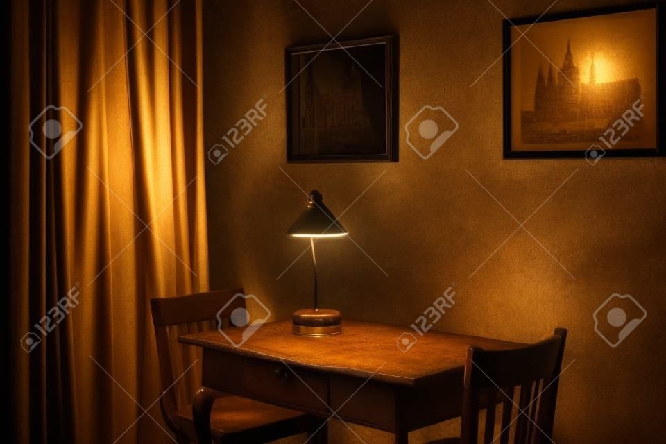 Mesa antigua en un cuarto oscuro con una lámpara
