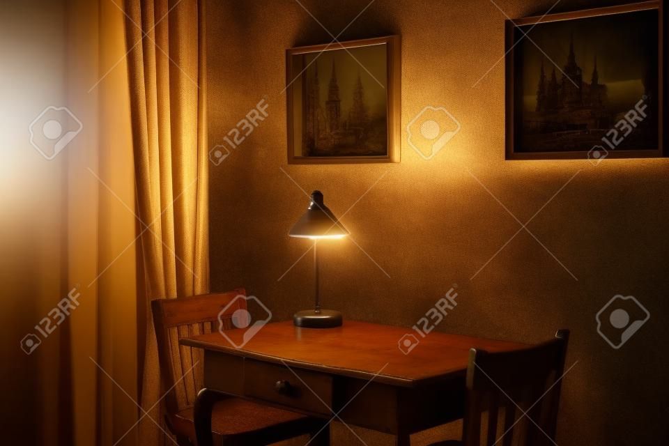 Mesa antigua en un cuarto oscuro con una lámpara