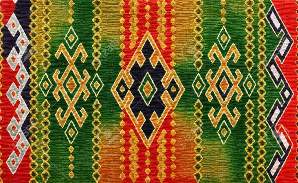 Um ornamento tradicional dos povos e países da Ásia, em que as cores saturadas atraem sorte e riqueza. Tapetes tecidos das mulheres com ornamento bordado em tecidos para vestidos. Padrões de bordado.
