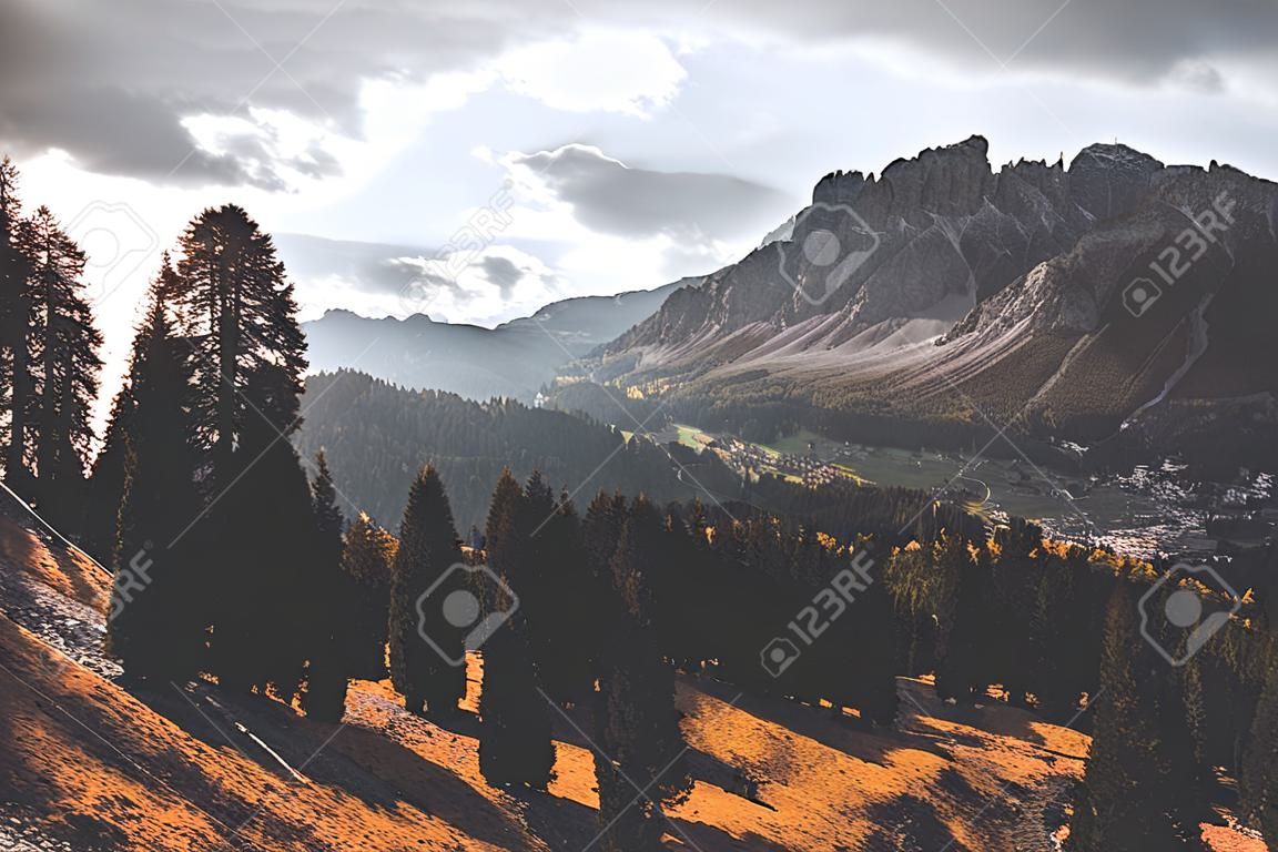 Herbstlandschaft in den Dolomiten, Italien, Farbtonung angewendet