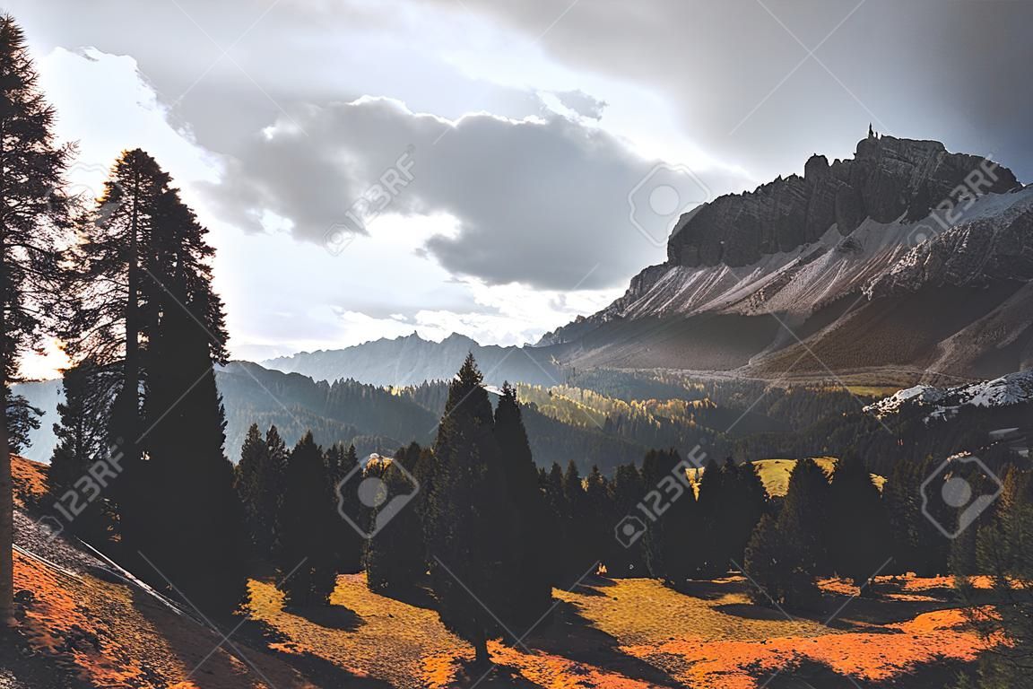 Herbstlandschaft in den Dolomiten, Italien, Farbtonung angewendet