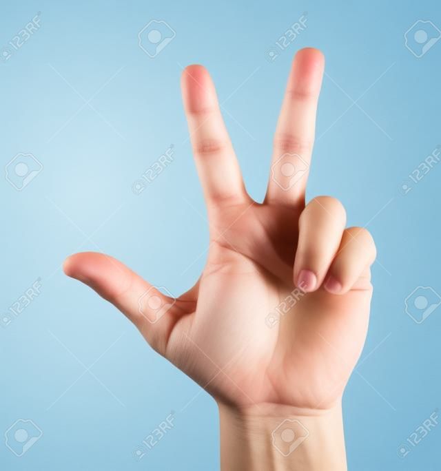Gesto mão masculina palma aberta com três dedos isolados no fundo branco. Contagem de dedos três