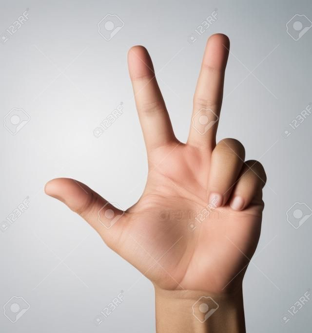 Gesto mão masculina palma aberta com três dedos isolados no fundo branco. Contagem de dedos três